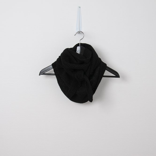 Huvudbild Pärlstickad triangelscarf - svart