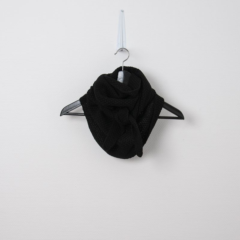 Perlestrikket triangel skjerf - svart