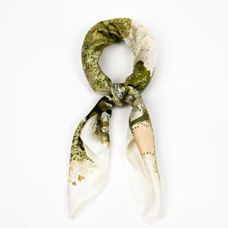 Blommig scarf i grönt och kräm 70 x 70 cm – elegant scarf i 100 % polyester