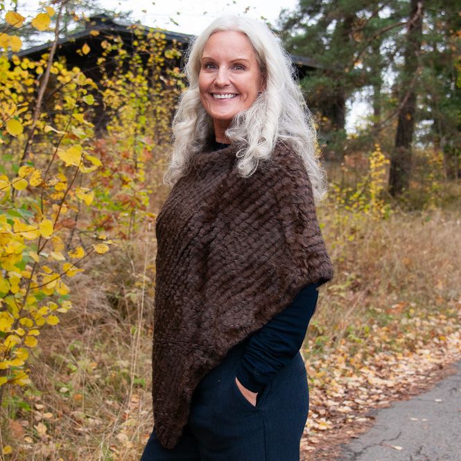Hovedbilde Strikket poncho i fuskpels mørk brun