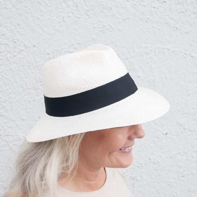 Hovedbilde Klassisk stråhatt med sort bånd - Hvit solhatt ...