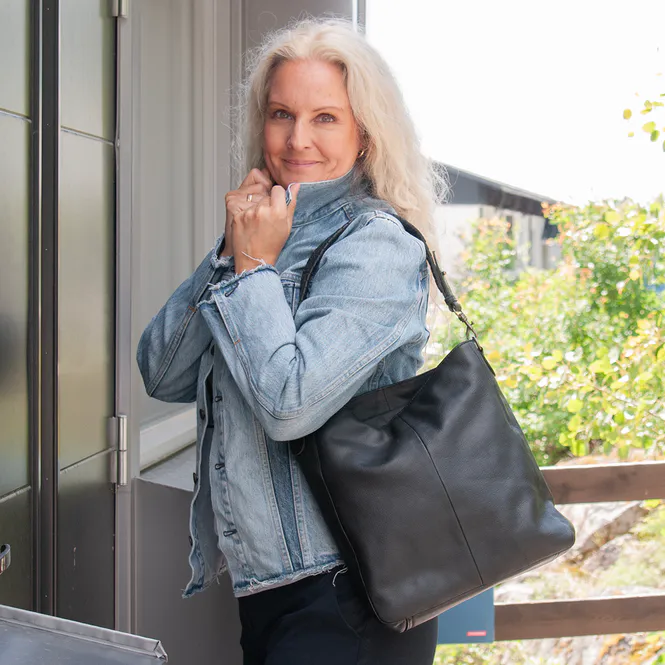 Hovedbilde LEA crossveske i skinn med dobbel rem - Svart
