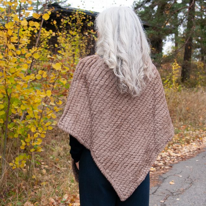 Hovedbilde Strikket poncho i fuskpels mørk beige
