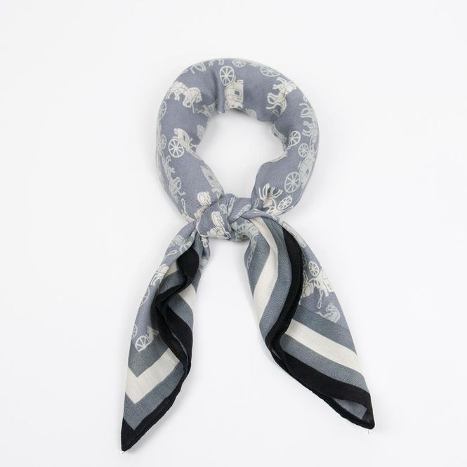 Huvudbild Litet scarf blågrå svart - scarf med vagnar och ...
