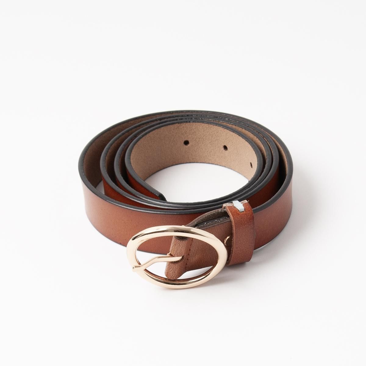Klassisk belte med rund spenne i skinn - cognac