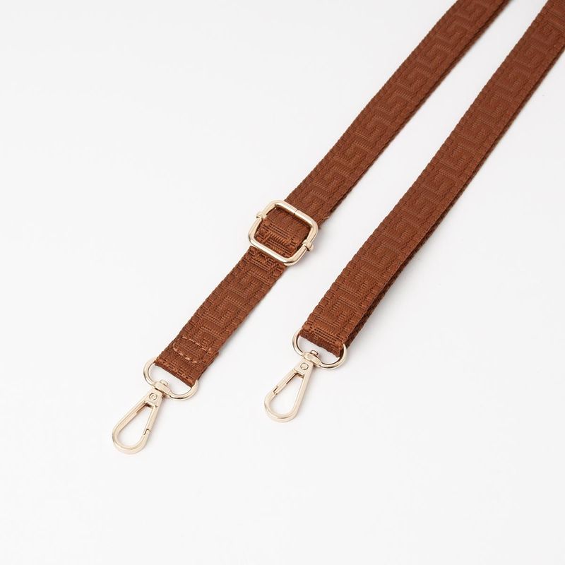 Smal skulderrem cognac - ensfarget veskereim med vevet mønster og gullfarget metall