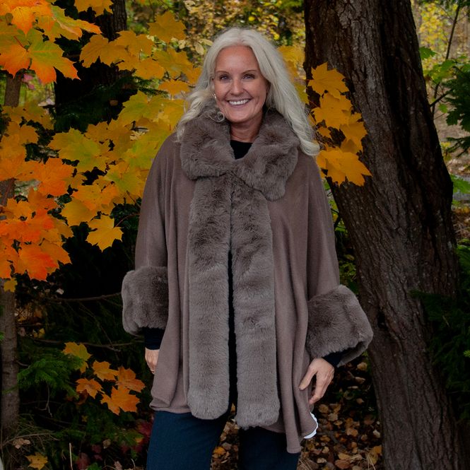 Hovedbilde Åpen poncho med fuskpelskanter taupe