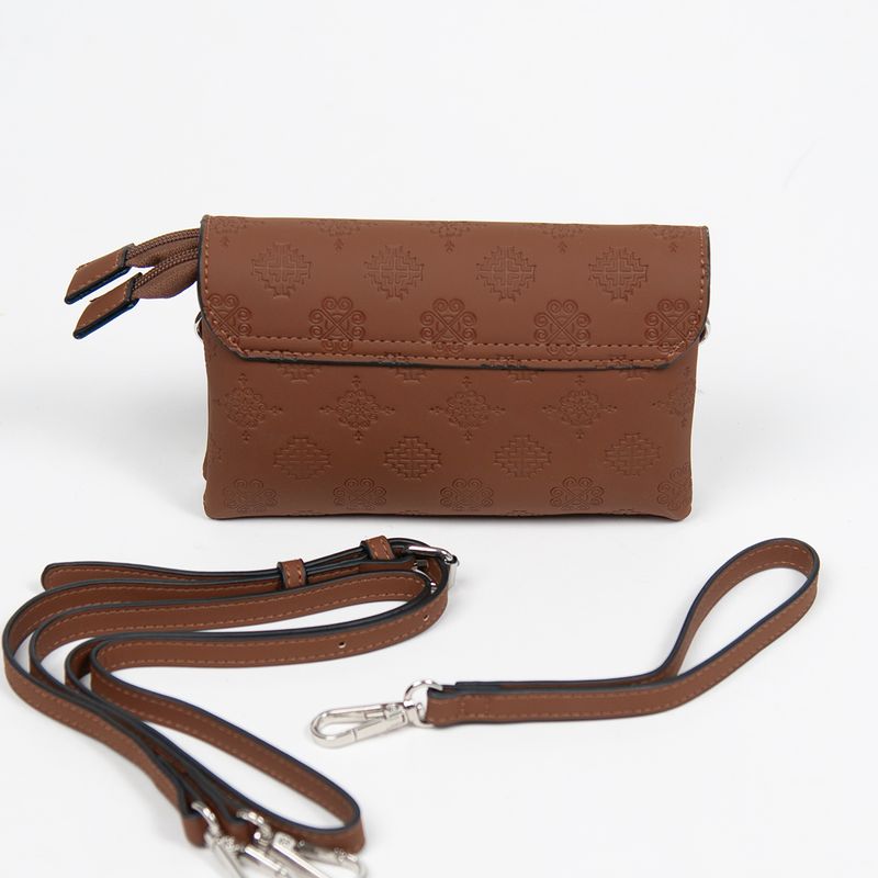 DANIELLE clutch med preget mønster cognac sølvfarget metall