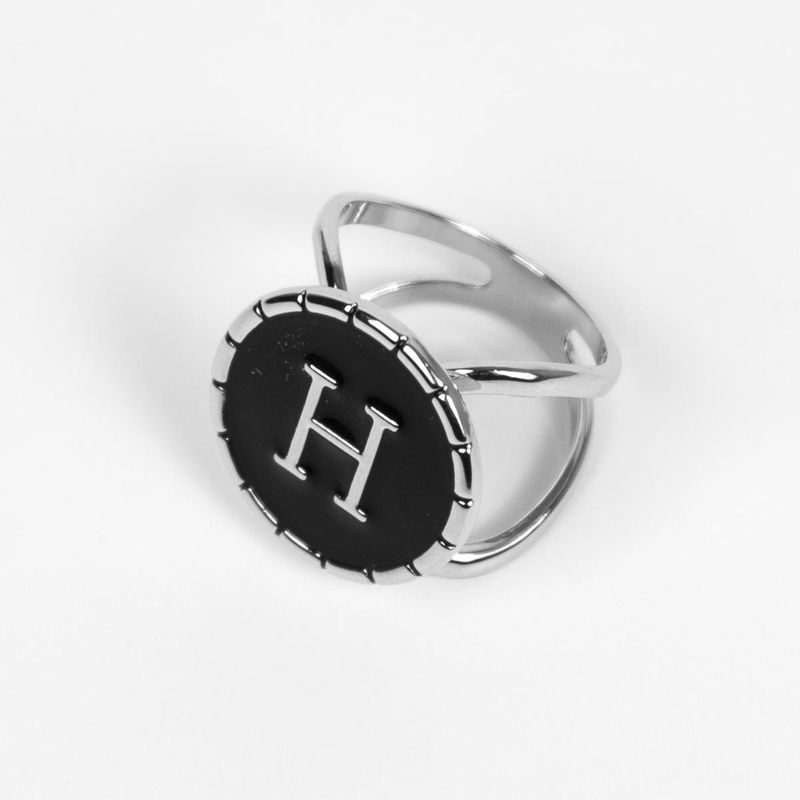 Halsduksring H i svart och silverfärgat metall
