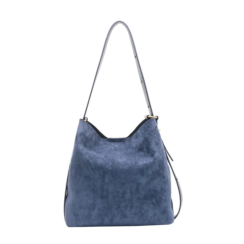 KAROLINE bucketbag i imitert semsket skinn blå