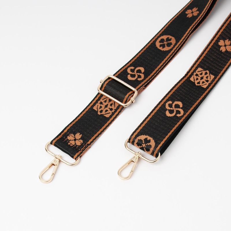 Skulderrem svart og cognac - veskereim med mønster og gullfarget metall
