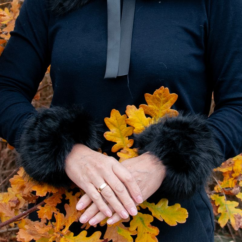 Manschetter i fuskpäls svart