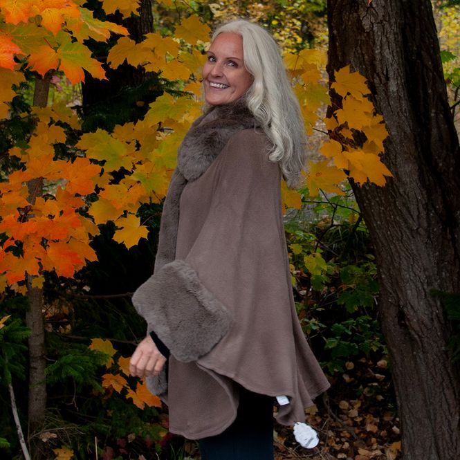 Hovedbilde Åpen poncho med fuskpelskanter taupe