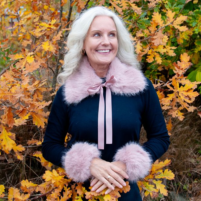 Hovedbilde Mansjetter i fuskpels lys rosa