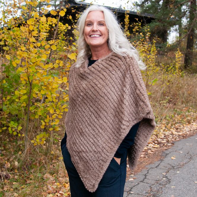Hovedbilde Strikket poncho i fuskpels mørk beige