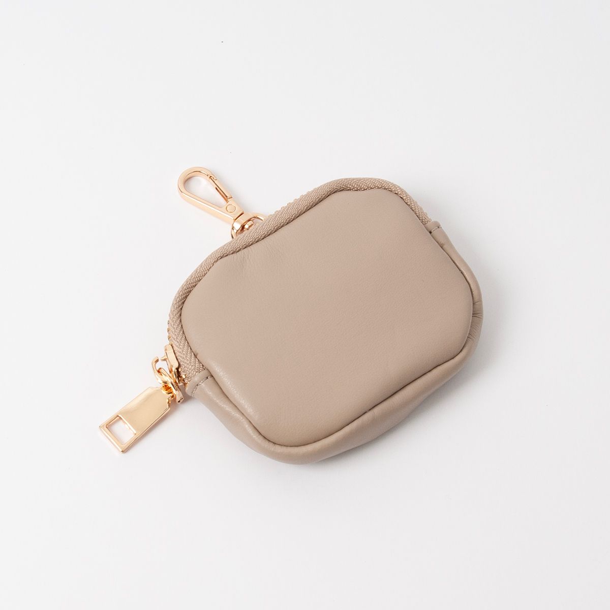 Mini-fodral med krok, beige – perfekt för AirPods, hörlurar eller kort