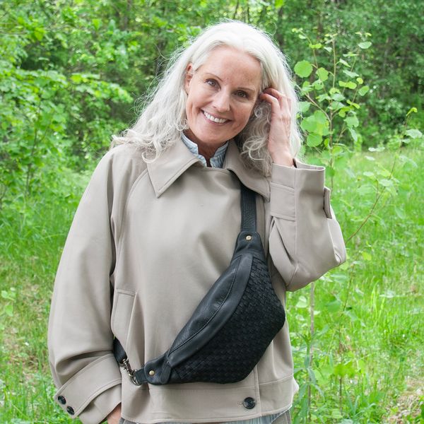 Huvudbild LUNA flätad bumbag i läder - svart