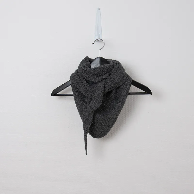 Pärlstickad triangelscarf - grå fläckig
